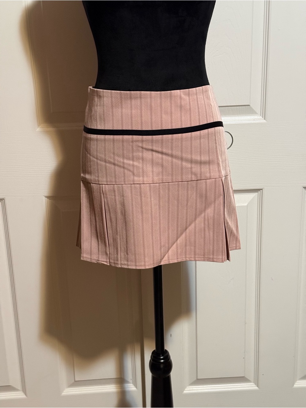 BNWT Motel Rocks Blush Pink Pleated Mini Skirt with Black Trim